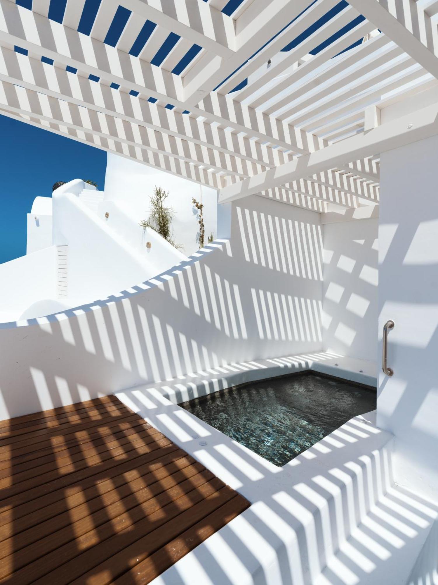 Ikies Santorini 4* Oía